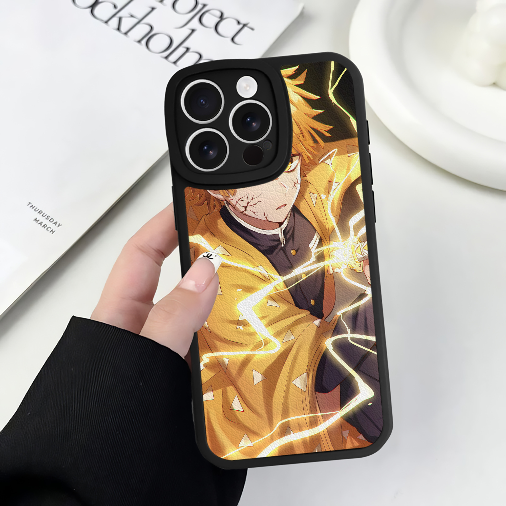 （画像用） 鬼滅の刃（きめつのやいば）我妻 善逸／あがつま ぜんいつ Agatsuma Zenitsu 【iPhone 16シリーズ対応】シリコンスマホケース（レザー調） 材質：シリコン